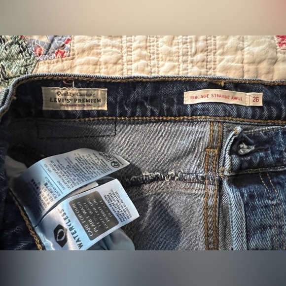 Levi’s Premium Ribcage No Back Pocket Jeans - Picture 4 of 6